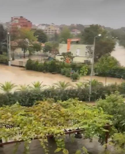 Bulgaria, devastată de inundaţii şi ninsori. Mai multe hoteluri au fost inundate şi şcolile au fost închise din cauza vremii extreme 1013127