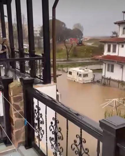 Bulgaria, devastată de inundaţii şi ninsori. Mai multe hoteluri au fost inundate şi şcolile au fost închise din cauza vremii extreme 1013128