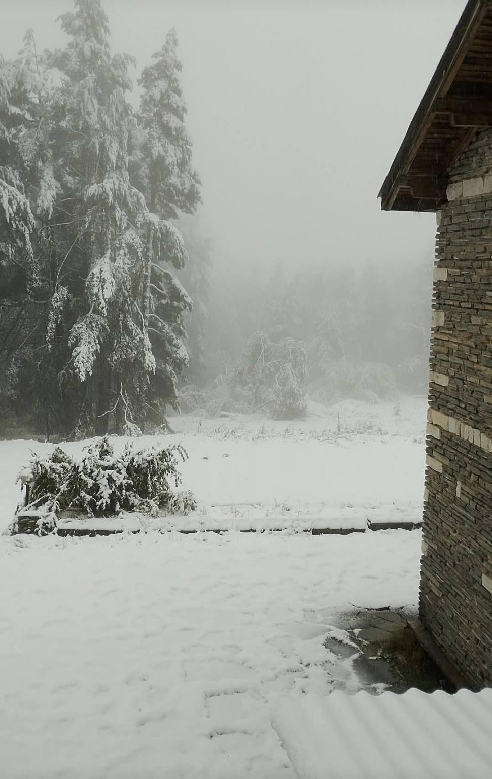 Bulgaria, devastată de inundaţii şi ninsori. Mai multe hoteluri au fost inundate şi şcolile au fost închise din cauza vremii extreme 1013131