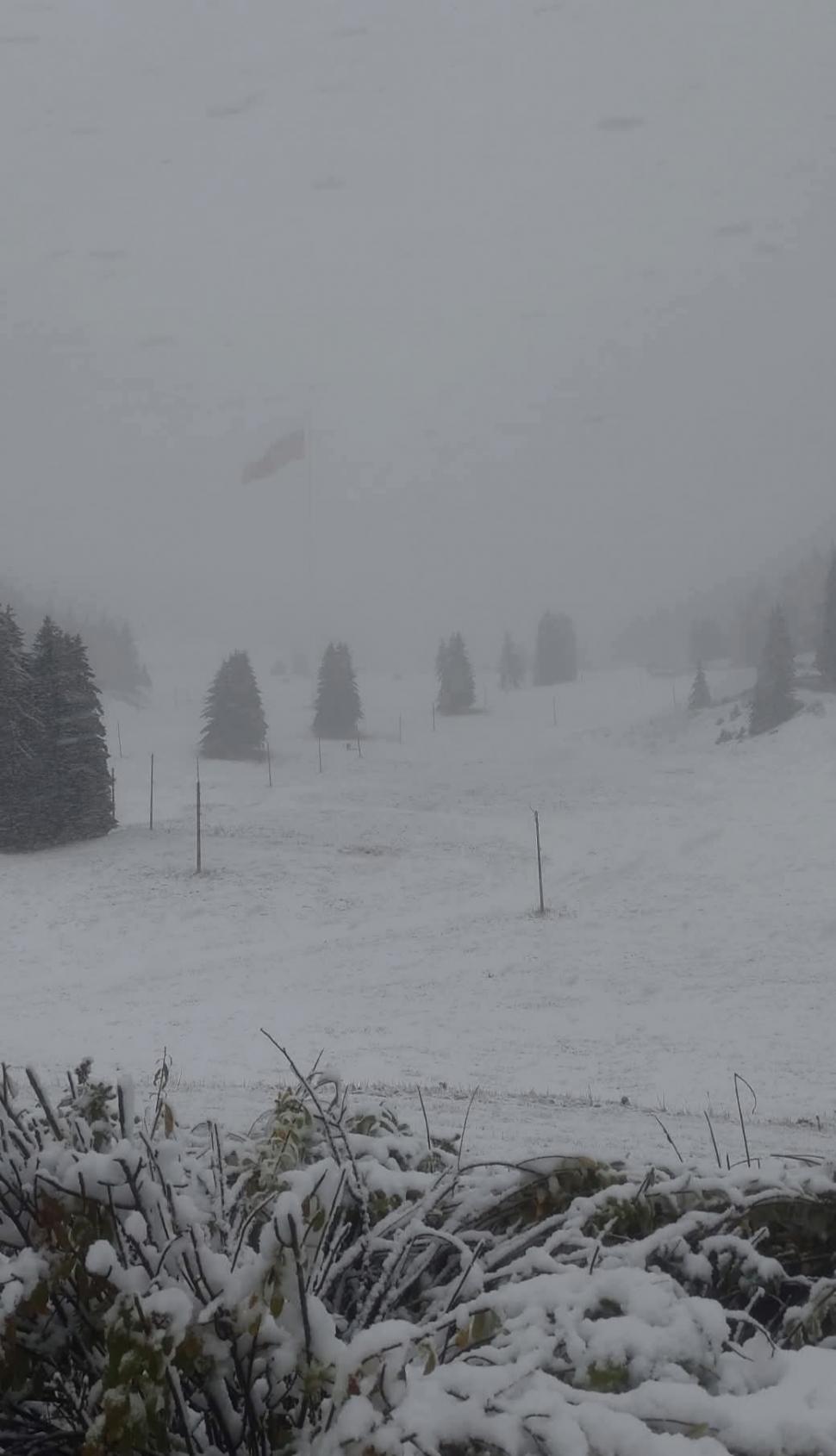 Bulgaria, devastată de inundaţii şi ninsori. Mai multe hoteluri au fost inundate şi şcolile au fost închise din cauza vremii extreme 1013134