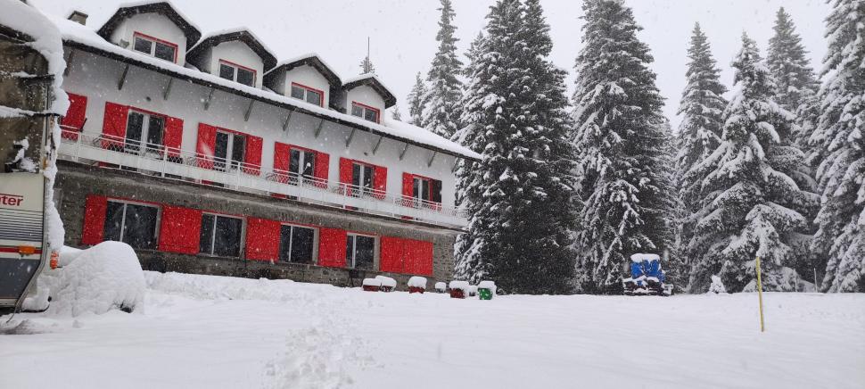 Bulgaria, devastată de inundaţii şi ninsori. Mai multe hoteluri au fost inundate şi şcolile au fost închise din cauza vremii extreme 1013135