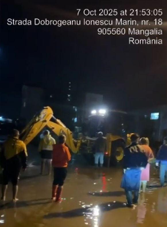 Apă de un metru pe unele străzi din Constanța. O mașină a fost luată de viitură, șoferul a aşteptat pe capotă să fie salvat 1013082