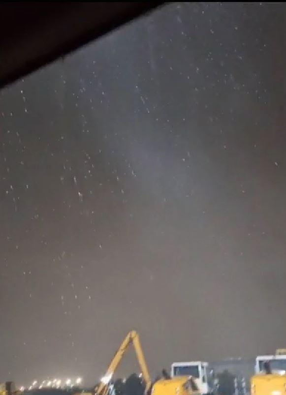 Apă de un metru pe unele străzi din Constanța. O mașină a fost luată de viitură, șoferul a aşteptat pe capotă să fie salvat 1013083