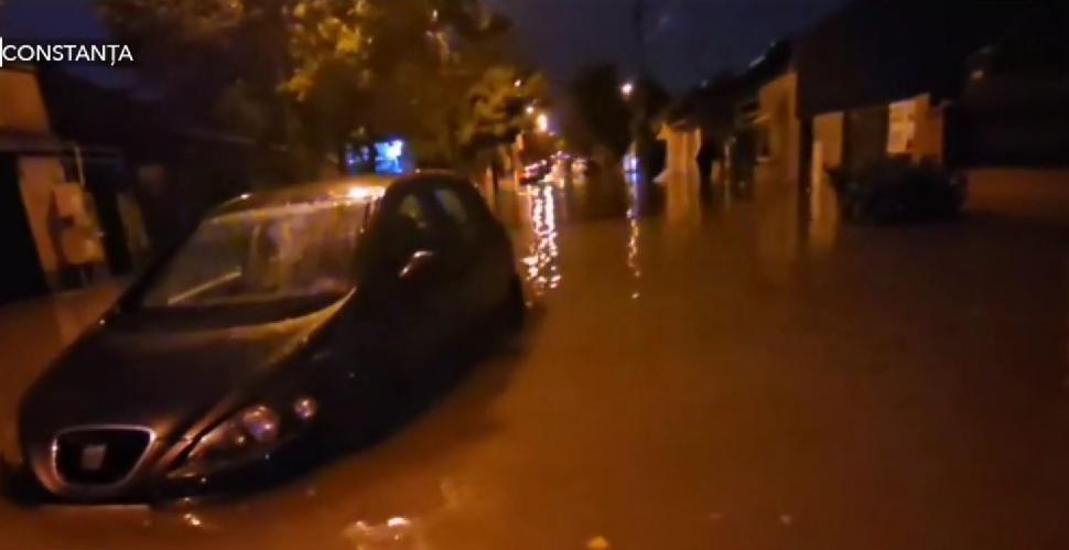 Apă de un metru pe unele străzi din Constanța. O mașină a fost luată de viitură, șoferul a aşteptat pe capotă să fie salvat 1013084