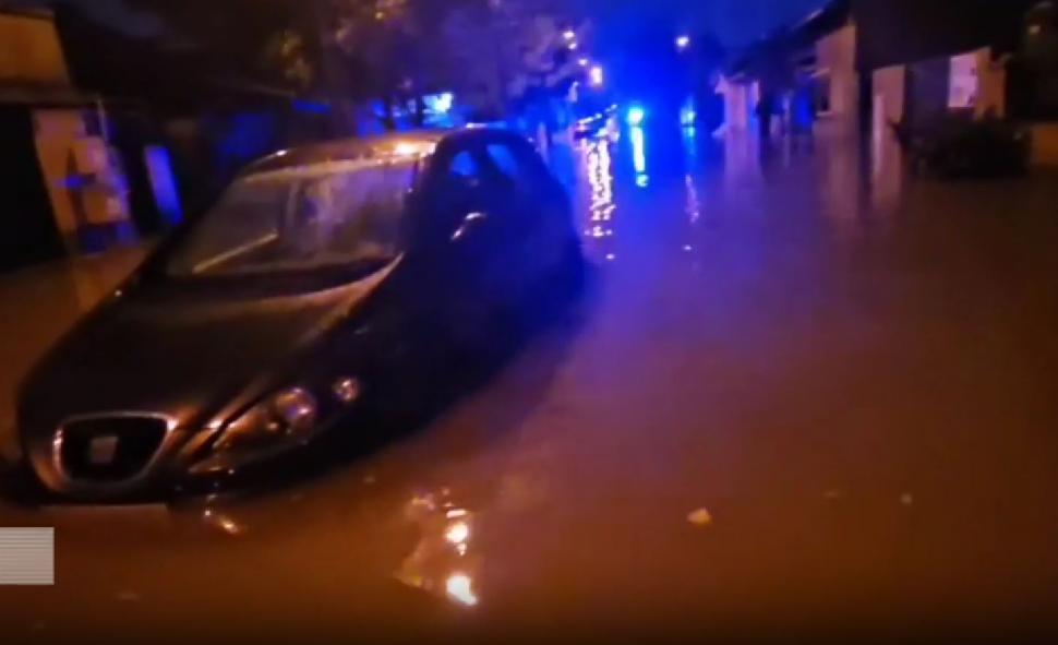 Apă de un metru pe unele străzi din Constanța. O mașină a fost luată de viitură, șoferul a aşteptat pe capotă să fie salvat 1013085