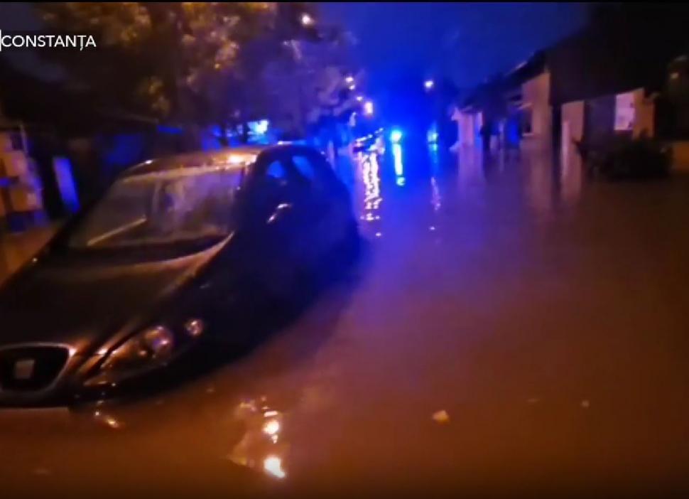 Apă de un metru pe unele străzi din Constanța. O mașină a fost luată de viitură, șoferul a aşteptat pe capotă să fie salvat 1013086