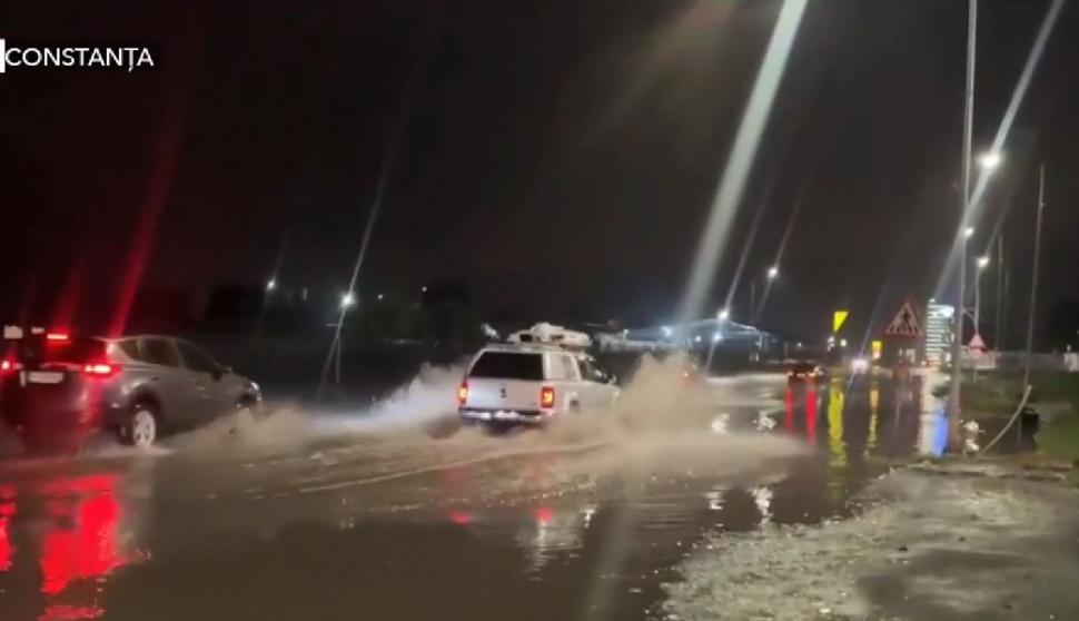 Apă de un metru pe unele străzi din Constanța. O mașină a fost luată de viitură, șoferul a aşteptat pe capotă să fie salvat 1013088