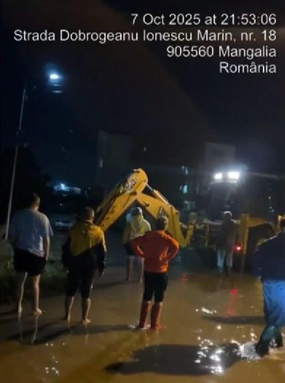 Apă de un metru pe unele străzi din Constanța. O mașină a fost luată de viitură, șoferul a aşteptat pe capotă să fie salvat 1013089