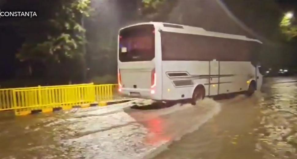 Apă de un metru pe unele străzi din Constanța. O mașină a fost luată de viitură, șoferul a aşteptat pe capotă să fie salvat 1013090