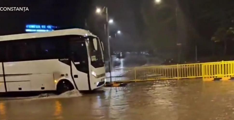 Apă de un metru pe unele străzi din Constanța. O mașină a fost luată de viitură, șoferul a aşteptat pe capotă să fie salvat 1013091