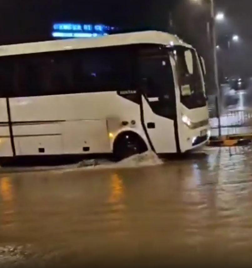 Apă de un metru pe unele străzi din Constanța. O mașină a fost luată de viitură, șoferul a aşteptat pe capotă să fie salvat 1013092