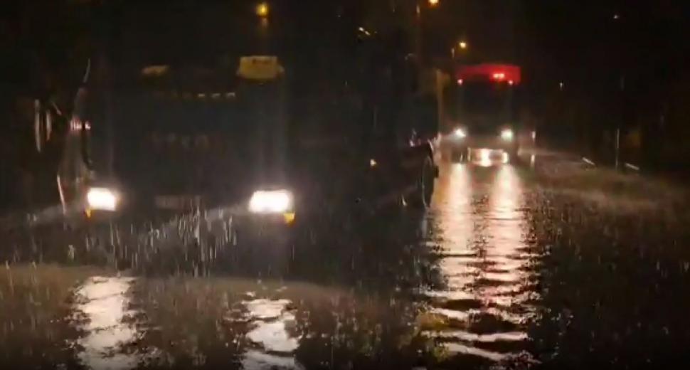 Apă de un metru pe unele străzi din Constanța. O mașină a fost luată de viitură, șoferul a aşteptat pe capotă să fie salvat 1013093