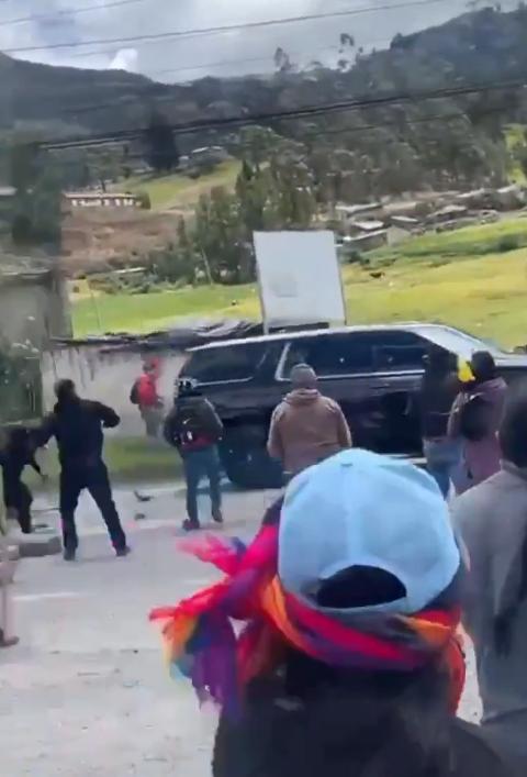 Momentul în care mașina președintelui Ecuadorului e atacată de sute de persoane. Au fost găsite inclusiv urme de gloanțe 1013094