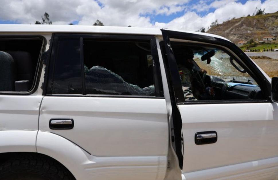 Momentul în care mașina președintelui Ecuadorului e atacată de sute de persoane. Au fost găsite inclusiv urme de gloanțe 1013095