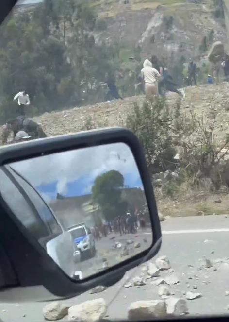 Momentul în care mașina președintelui Ecuadorului e atacată de sute de persoane. Au fost găsite inclusiv urme de gloanțe 1013096