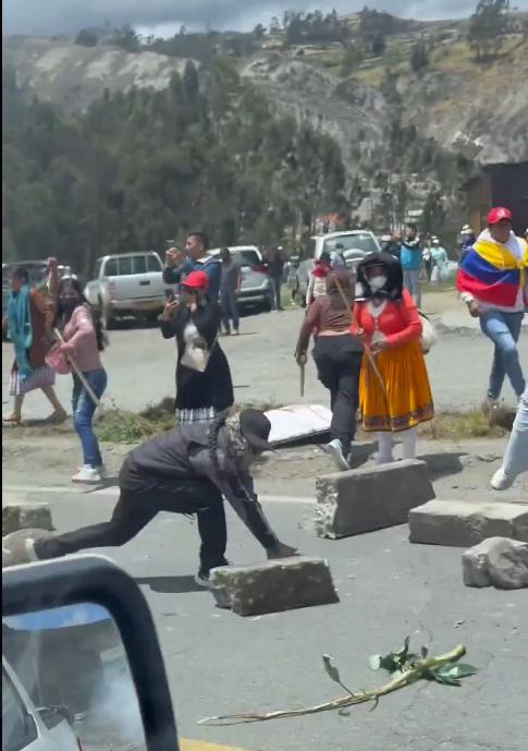 Momentul în care mașina președintelui Ecuadorului e atacată de sute de persoane. Au fost găsite inclusiv urme de gloanțe 1013097