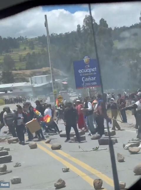 Momentul în care mașina președintelui Ecuadorului e atacată de sute de persoane. Au fost găsite inclusiv urme de gloanțe 1013098