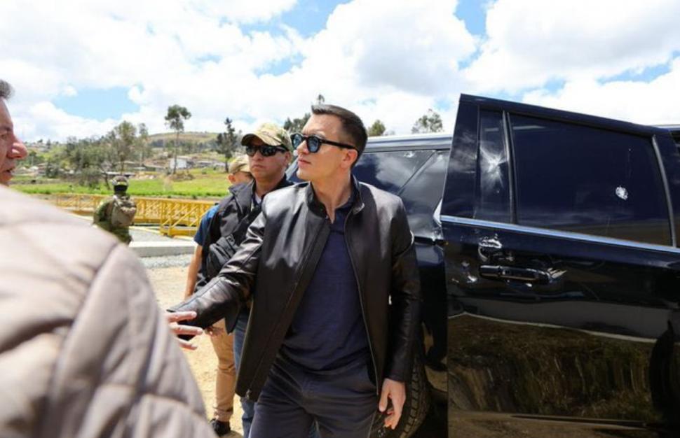 Momentul în care mașina președintelui Ecuadorului e atacată de sute de persoane. Au fost găsite inclusiv urme de gloanțe 1013099