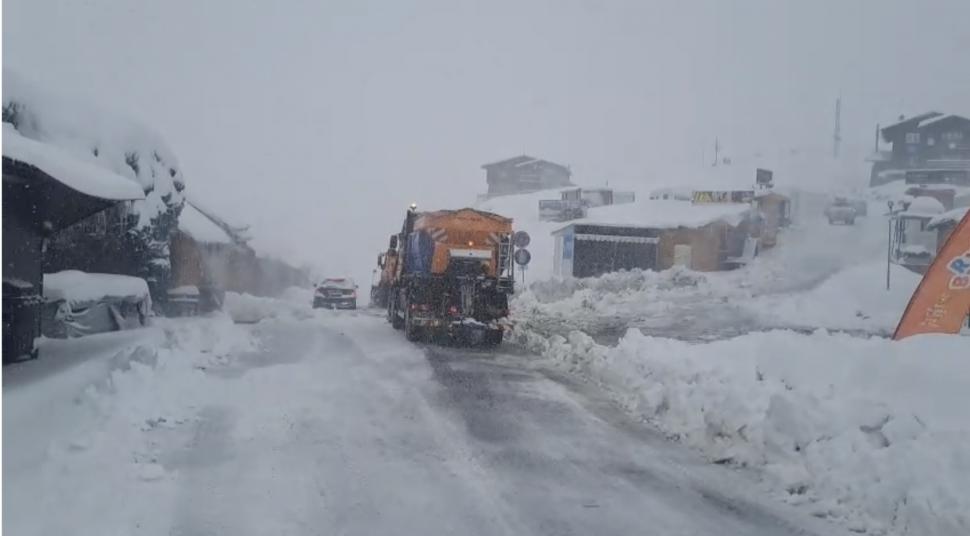 Transfăgărășan a fost închis. CNAIR anunță „ninsori abundente, viscol și strat de zăpadă” pe DN7C: Ce sectoare de drum sunt afectate 1013143