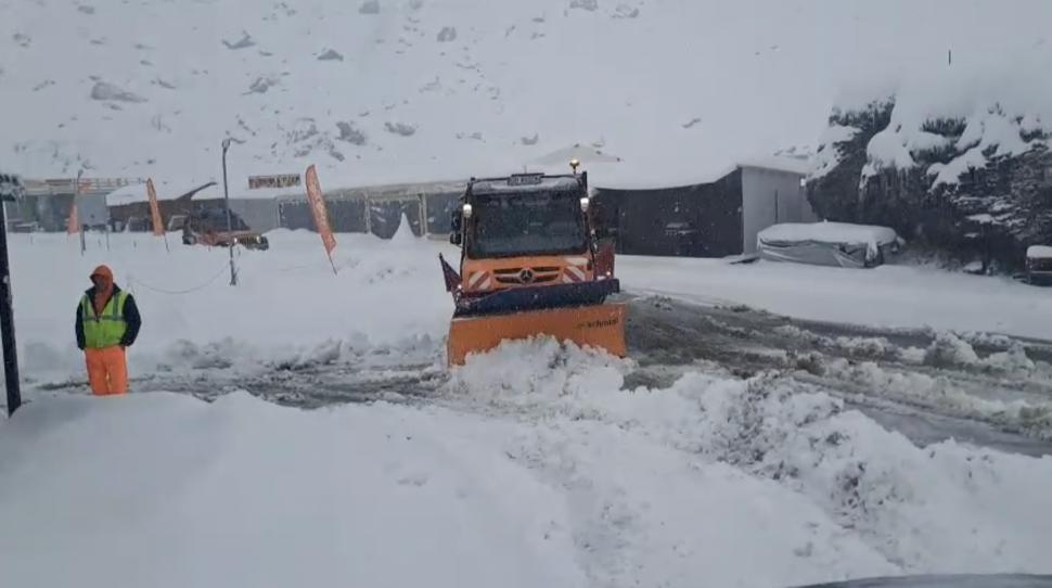 Transfăgărășan a fost închis. CNAIR anunță „ninsori abundente, viscol și strat de zăpadă” pe DN7C: Ce sectoare de drum sunt afectate 1013145