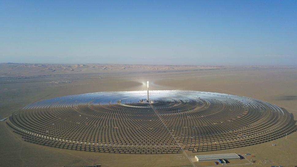 China a montat 27.000 de oglinzi în deșert ca să capteze lumina soarelui și să aibă energie pentru un an întreg, în 500.000 de case 1013535