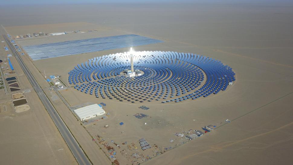 China a montat 27.000 de oglinzi în deșert ca să capteze lumina soarelui și să aibă energie pentru un an întreg, în 500.000 de case 1013536