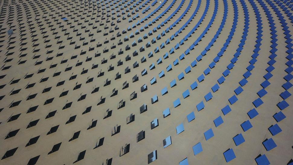 China a montat 27.000 de oglinzi în deșert ca să capteze lumina soarelui și să aibă energie pentru un an întreg, în 500.000 de case 1013537