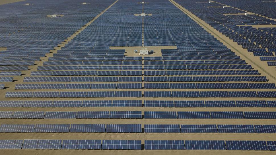 China a montat 27.000 de oglinzi în deșert ca să capteze lumina soarelui și să aibă energie pentru un an întreg, în 500.000 de case 1013540