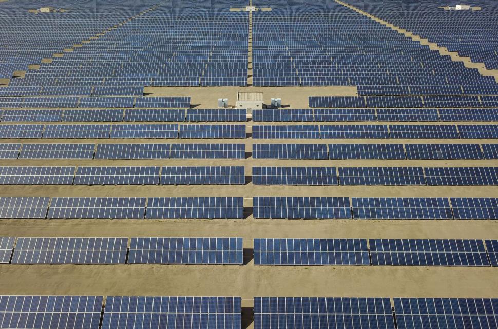 China a montat 27.000 de oglinzi în deșert ca să capteze lumina soarelui și să aibă energie pentru un an întreg, în 500.000 de case 1013541