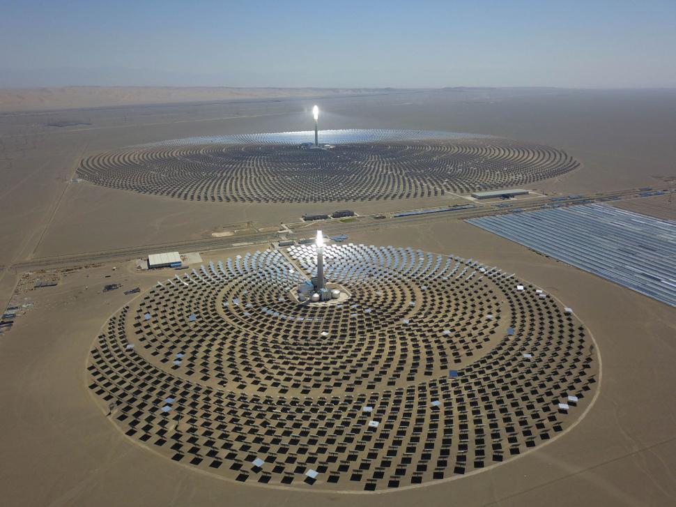 China a montat 27.000 de oglinzi în deșert ca să capteze lumina soarelui și să aibă energie pentru un an întreg, în 500.000 de case 1013544