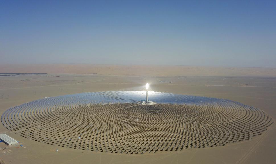 China a montat 27.000 de oglinzi în deșert ca să capteze lumina soarelui și să aibă energie pentru un an întreg, în 500.000 de case 1013545