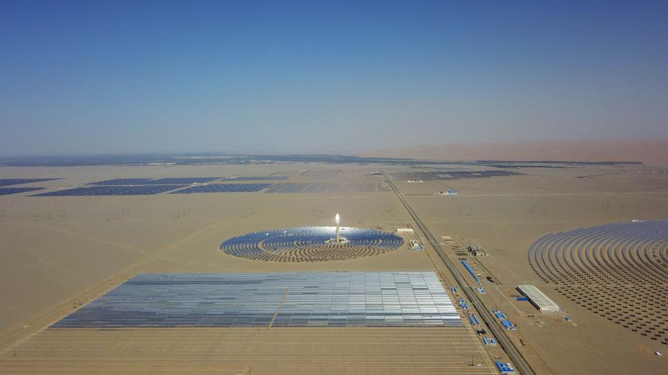 China a montat 27.000 de oglinzi în deșert ca să capteze lumina soarelui și să aibă energie pentru un an întreg, în 500.000 de case 1013546