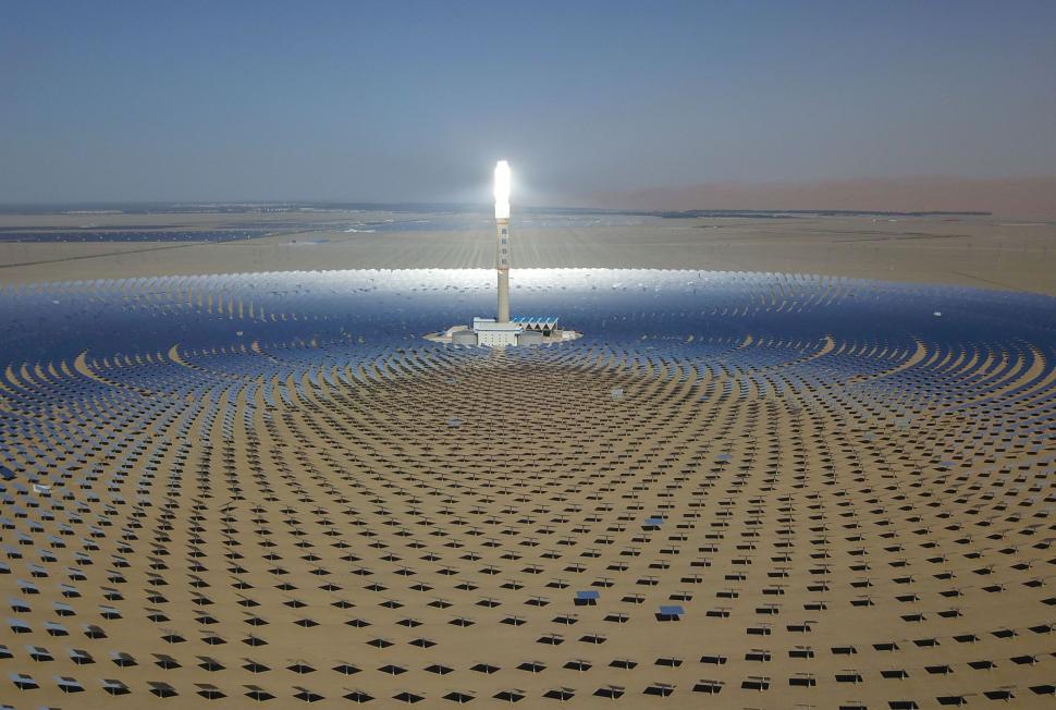 China a montat 27.000 de oglinzi în deșert ca să capteze lumina soarelui și să aibă energie pentru un an întreg, în 500.000 de case 1013547