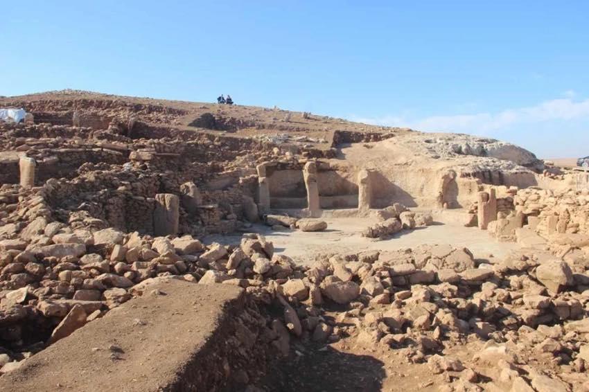 Descoperire arheologică unică în istorie: Un chip uman antic, sculptat în piatră, a fost găsit într-un sit vechi de 12 milenii 1013683