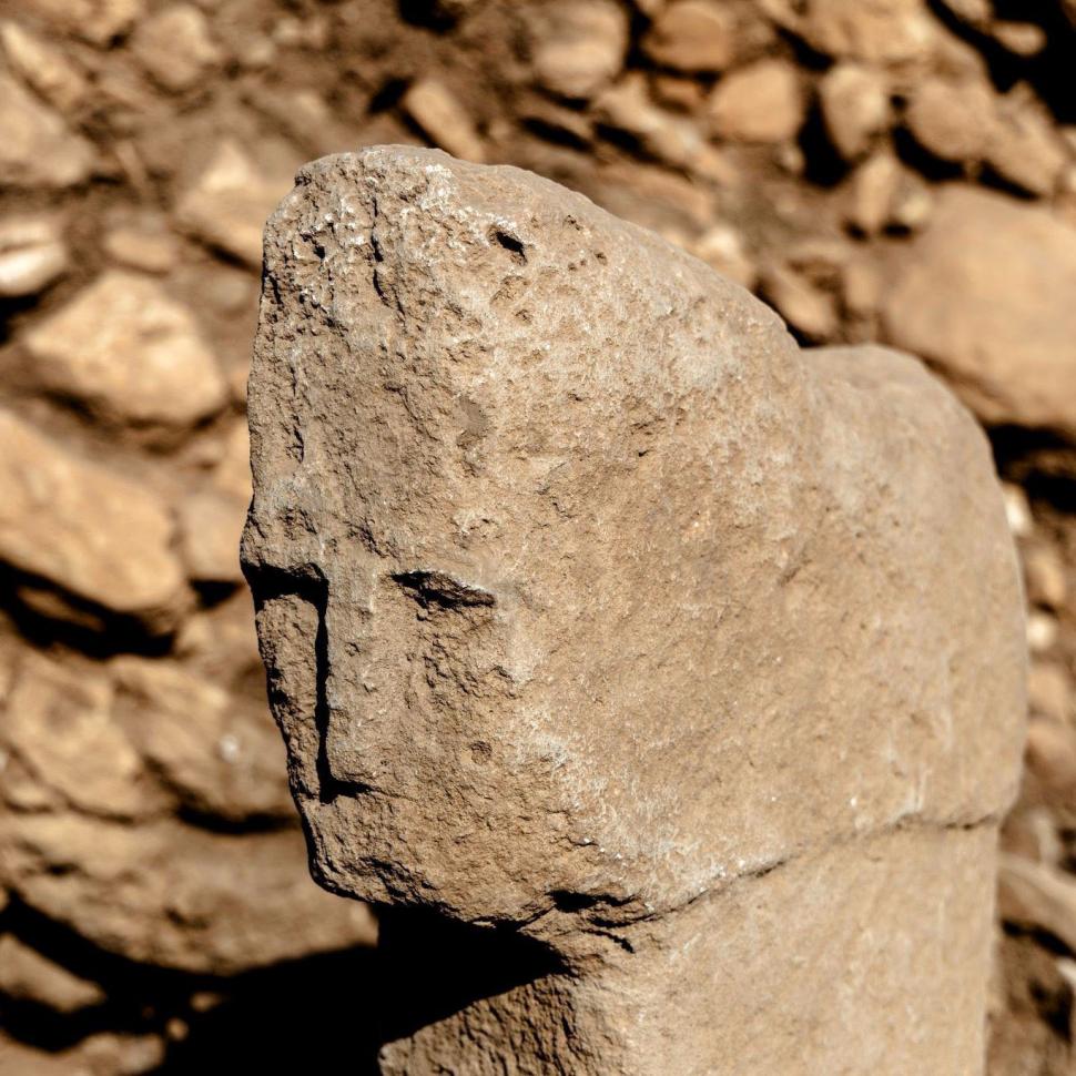 Descoperire arheologică unică în istorie: Un chip uman antic, sculptat în piatră, a fost găsit într-un sit vechi de 12 milenii 1013684