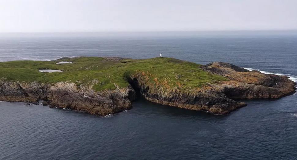 O insulă scoțiană pitorească tocmai a fost scoasă la vânzare și costă cât un apartament. Are 28 de hectare și propria colonie de foci 1013304