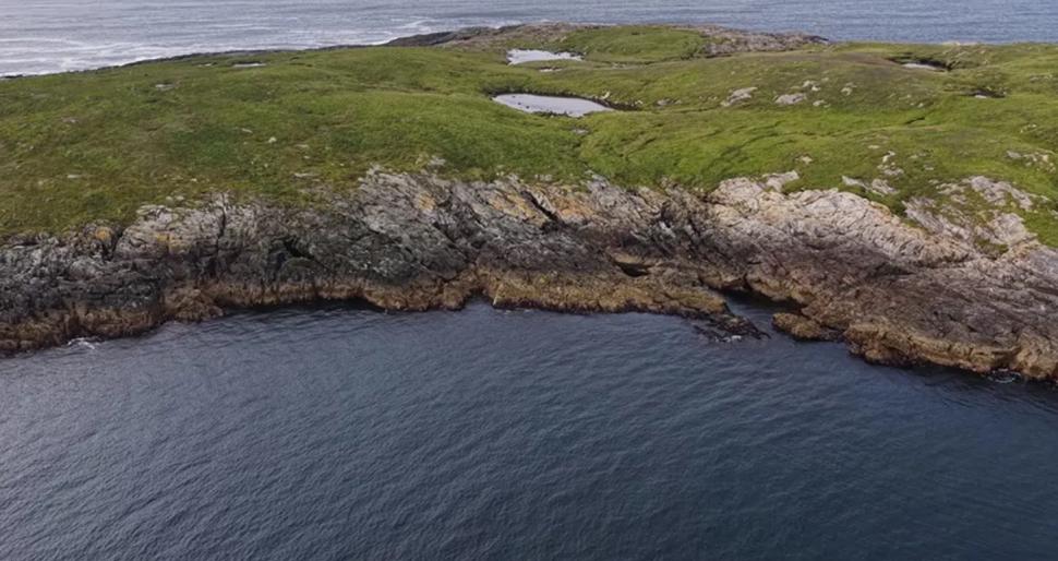 O insulă scoțiană pitorească tocmai a fost scoasă la vânzare și costă cât un apartament. Are 28 de hectare și propria colonie de foci 1013305