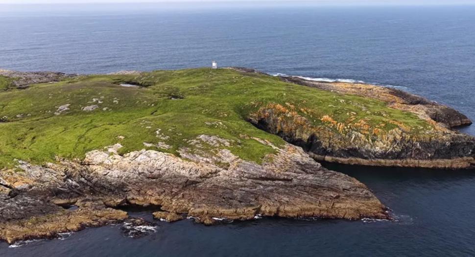 O insulă scoțiană pitorească tocmai a fost scoasă la vânzare și costă cât un apartament. Are 28 de hectare și propria colonie de foci 1013306