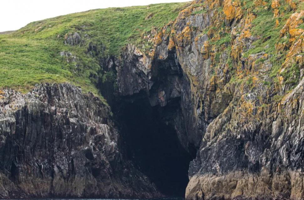 O insulă scoțiană pitorească tocmai a fost scoasă la vânzare și costă cât un apartament. Are 28 de hectare și propria colonie de foci 1013307