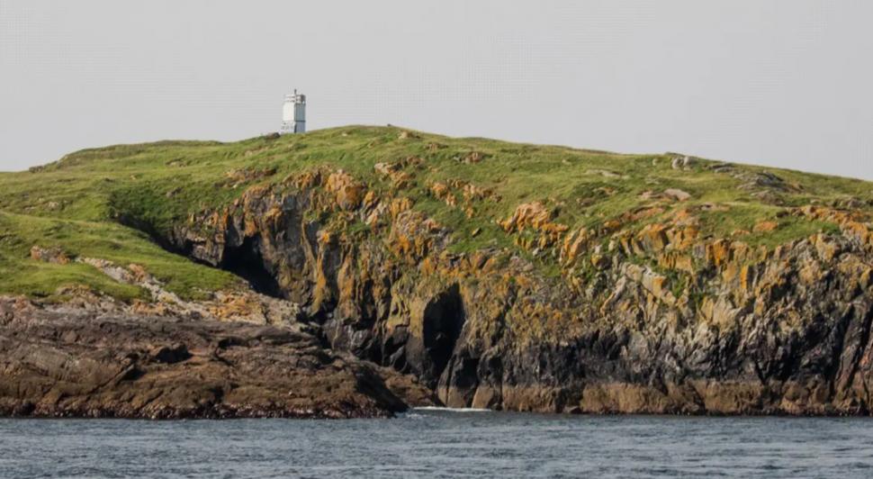 O insulă scoțiană pitorească tocmai a fost scoasă la vânzare și costă cât un apartament. Are 28 de hectare și propria colonie de foci 1013308