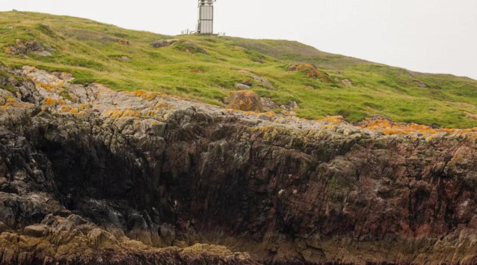 O insulă scoțiană pitorească tocmai a fost scoasă la vânzare și costă cât un apartament. Are 28 de hectare și propria colonie de foci 1013309