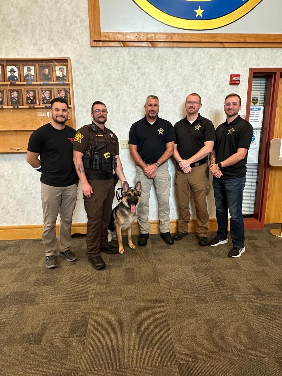 Un câine poliţist a devenit erou după o amplă operaţiune de căutare a doi copii, care s-au pierdut într-o pădure uriaşă 1013639