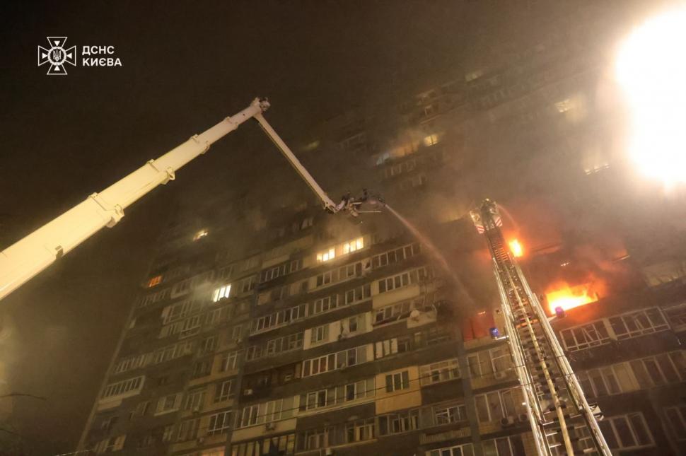 Zelenski le cere aliaţilor sisteme de apărare aeriană şi sancţiuni împotriva Rusiei după atacul devastator asupra reţelei energetice 1013875