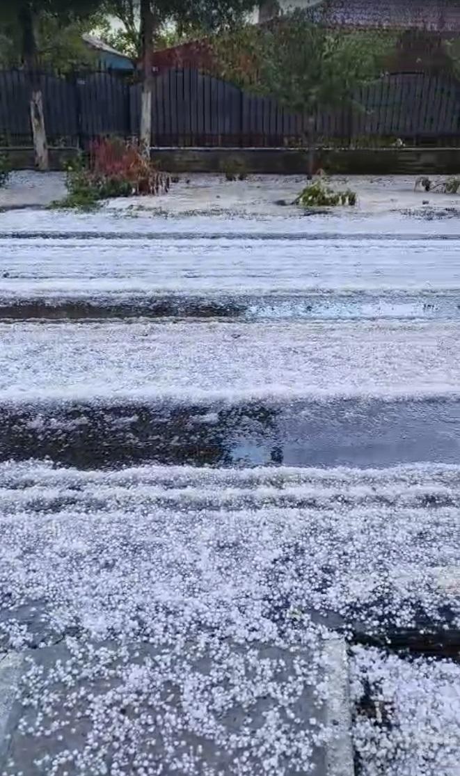 A fost vijelie cu grindină în 11 localități din Călărași: o mașină în care se afla o familie cu trei copii a derapat de pe șosea 1014289