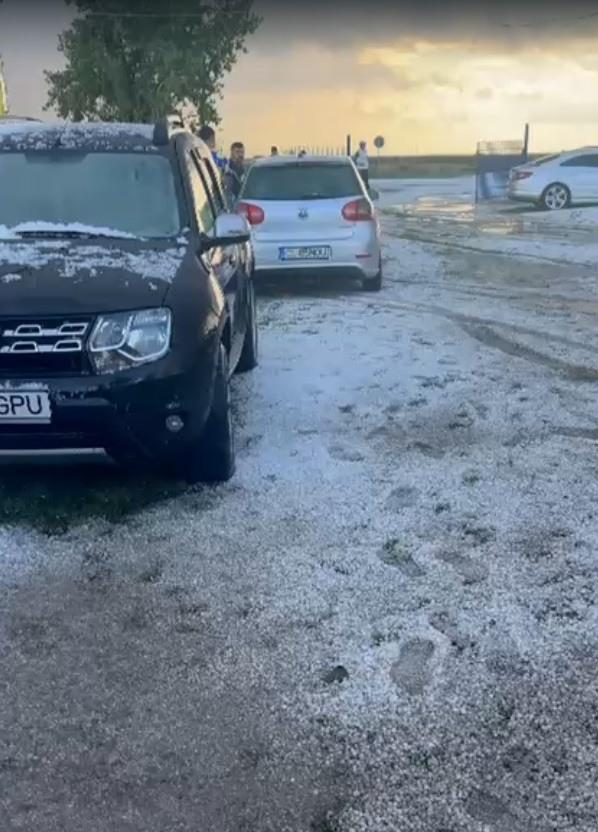 A fost vijelie cu grindină în 11 localități din Călărași: o mașină în care se afla o familie cu trei copii a derapat de pe șosea 1014290