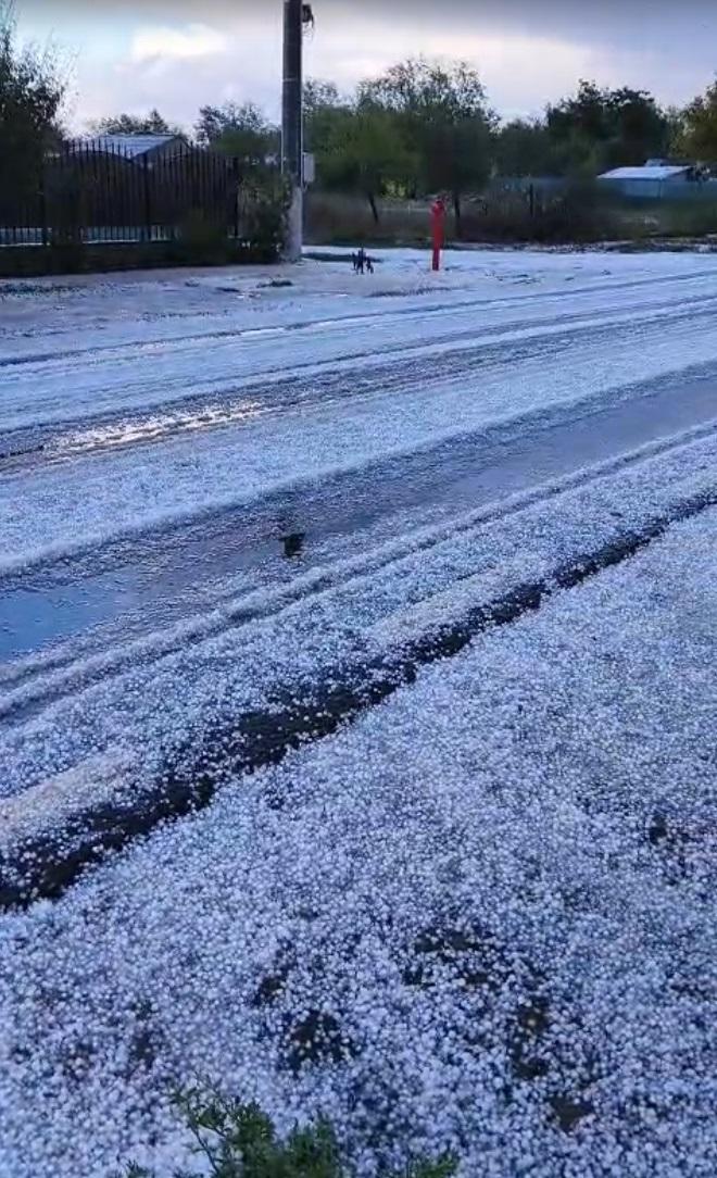 A fost vijelie cu grindină în 11 localități din Călărași: o mașină în care se afla o familie cu trei copii a derapat de pe șosea 1014291