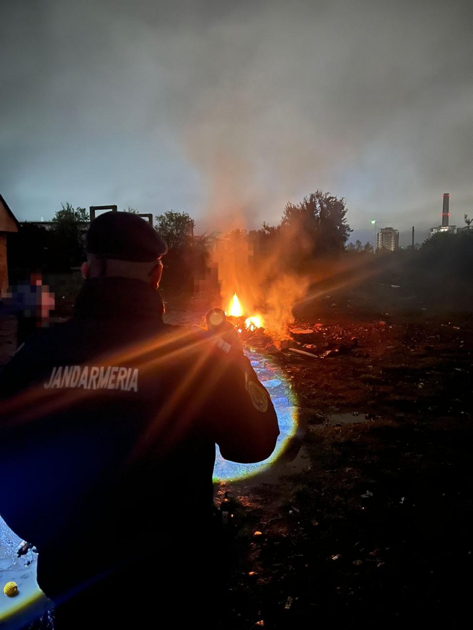 Gest inconștient: O femeie a dat foc la deșeuri chiar lângă o magistrală de gaz din Bistrița 1014219