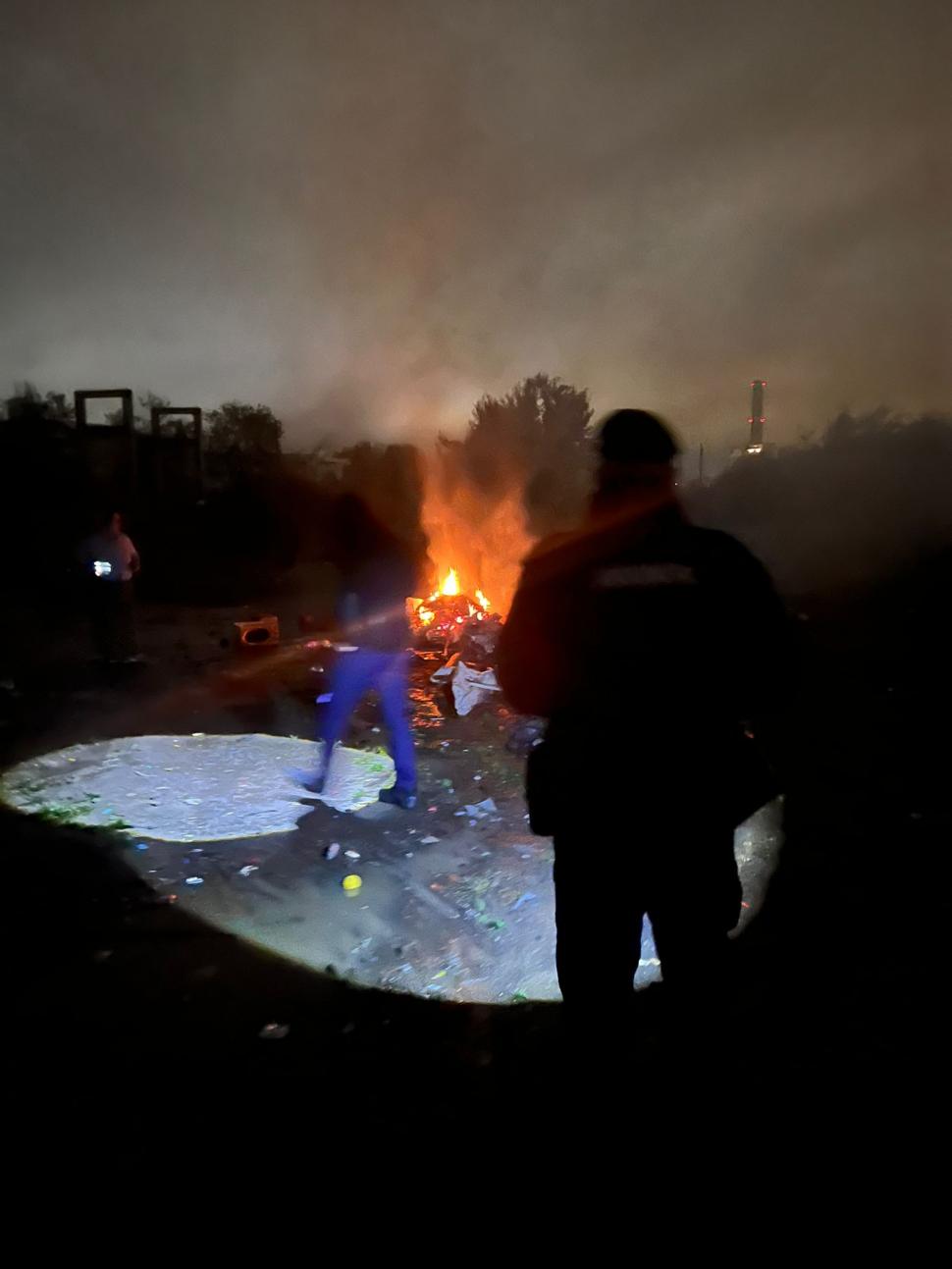 Gest inconștient: O femeie a dat foc la deșeuri chiar lângă o magistrală de gaz din Bistrița 1014223