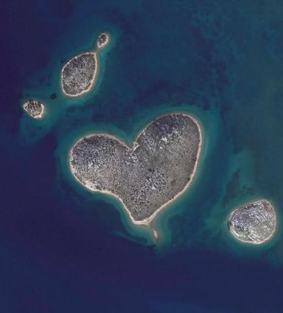 Singura insulă naturală în formă de inimă de pe Pământ este aproape de România. Localnicii, însă, nu vor ca ea să fie descoperită 1013686