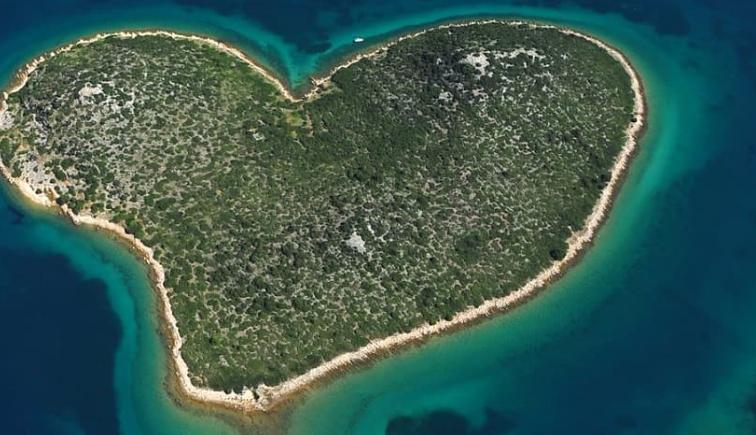 Singura insulă naturală în formă de inimă de pe Pământ este aproape de România. Localnicii, însă, nu vor ca ea să fie descoperită 1013688